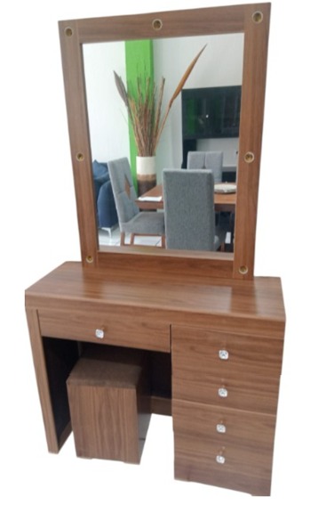 Foto de tocador con banquito